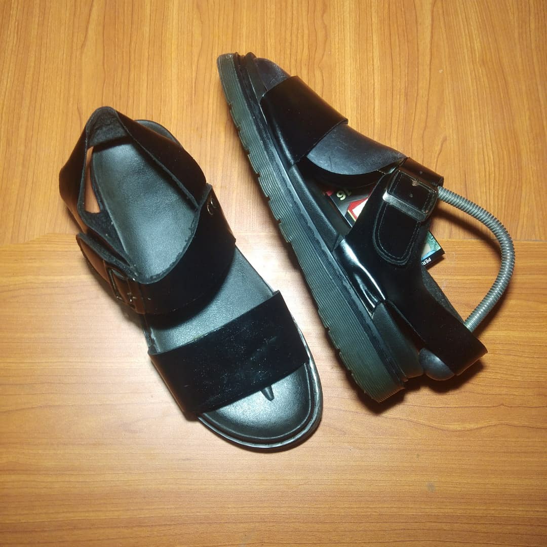 Sendal boy london Fesyen Pria Sepatu Sandal di Carousell