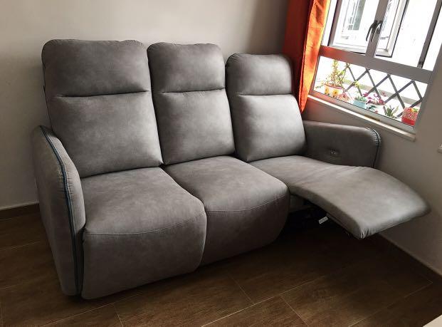 Sofa （分類：梳化）位於 Hong Kong。 由 amyhoi 提交（商品編號 1122227742，圖片 3）。簡介： 8成新，電動彈鉸沙發，科技布面料，防水、防刮花，適合有小朋友及寵物的家庭。。