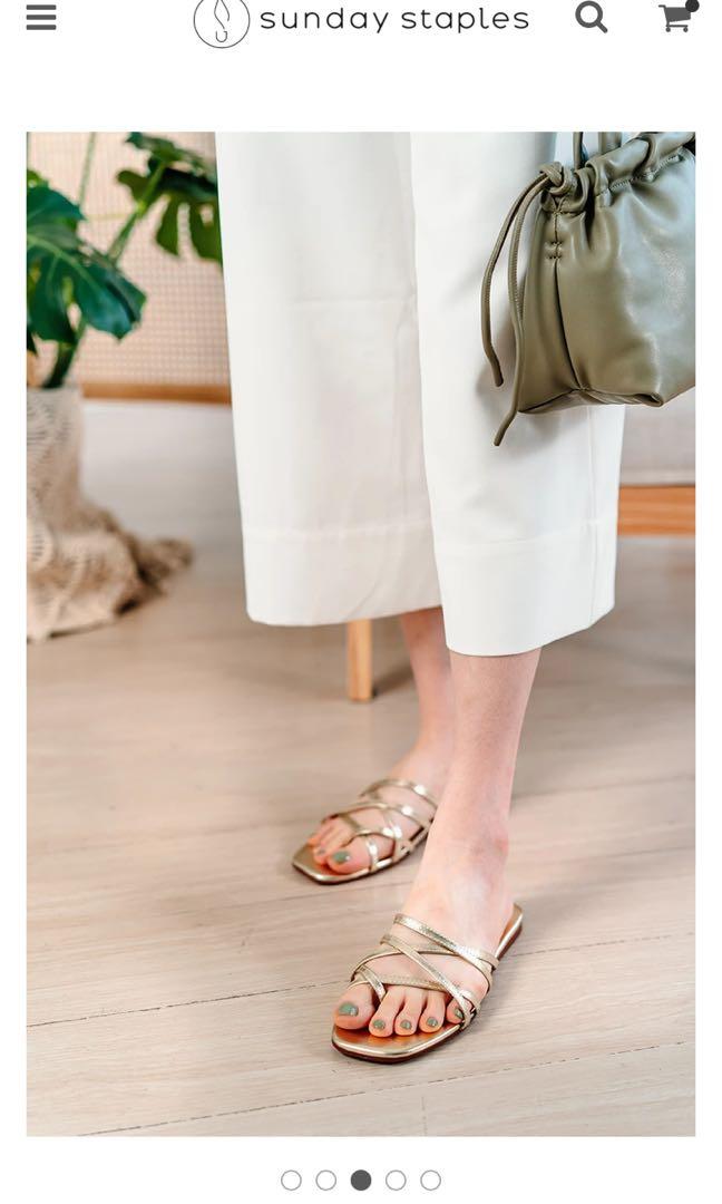 Gold sliders top