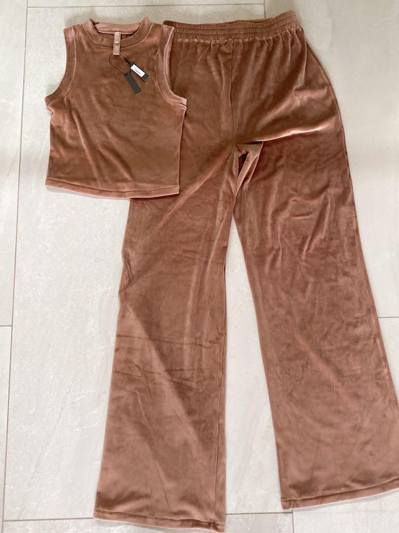 BNWT SKIMS Velour crew neck tank top + 