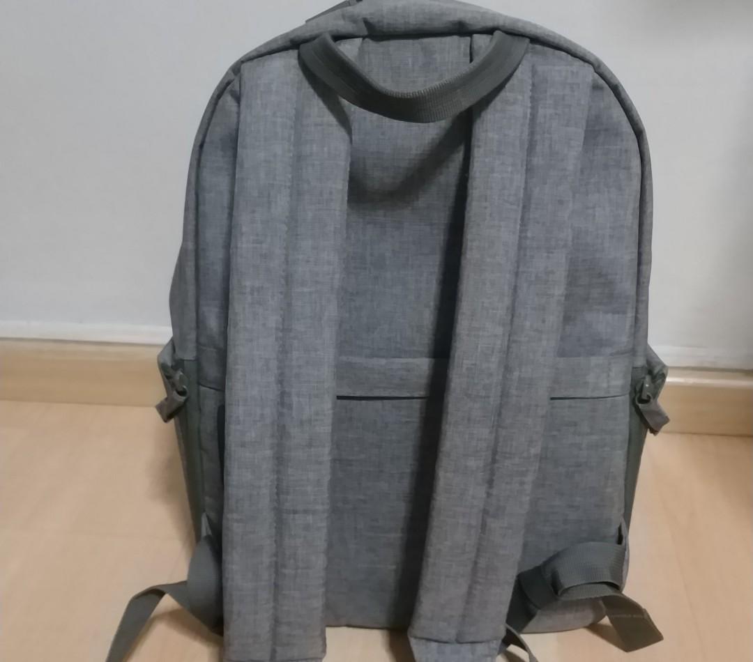 Camera Backbag (Category: Camera Bags & Carriers) located in Singapore. Submitted by kwan_2015 (Listing ID 1122474801, Image 2). Description: Perfect for camera & accessories, include 14" PC. Two air chamber penetration structure. Double-sided camera storage slot. Adjustable partition plate. Water-resistant..