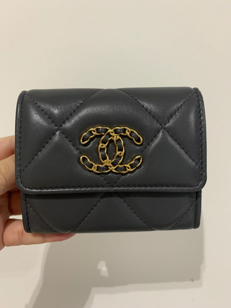 Chanel 19 XL card holder, Women's Fashion, Bags & Wallets, Wallets & Card  Holders on Carousell