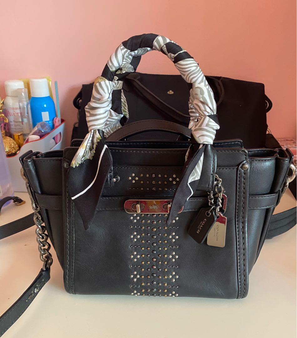Coach swagger hotsell 21 black