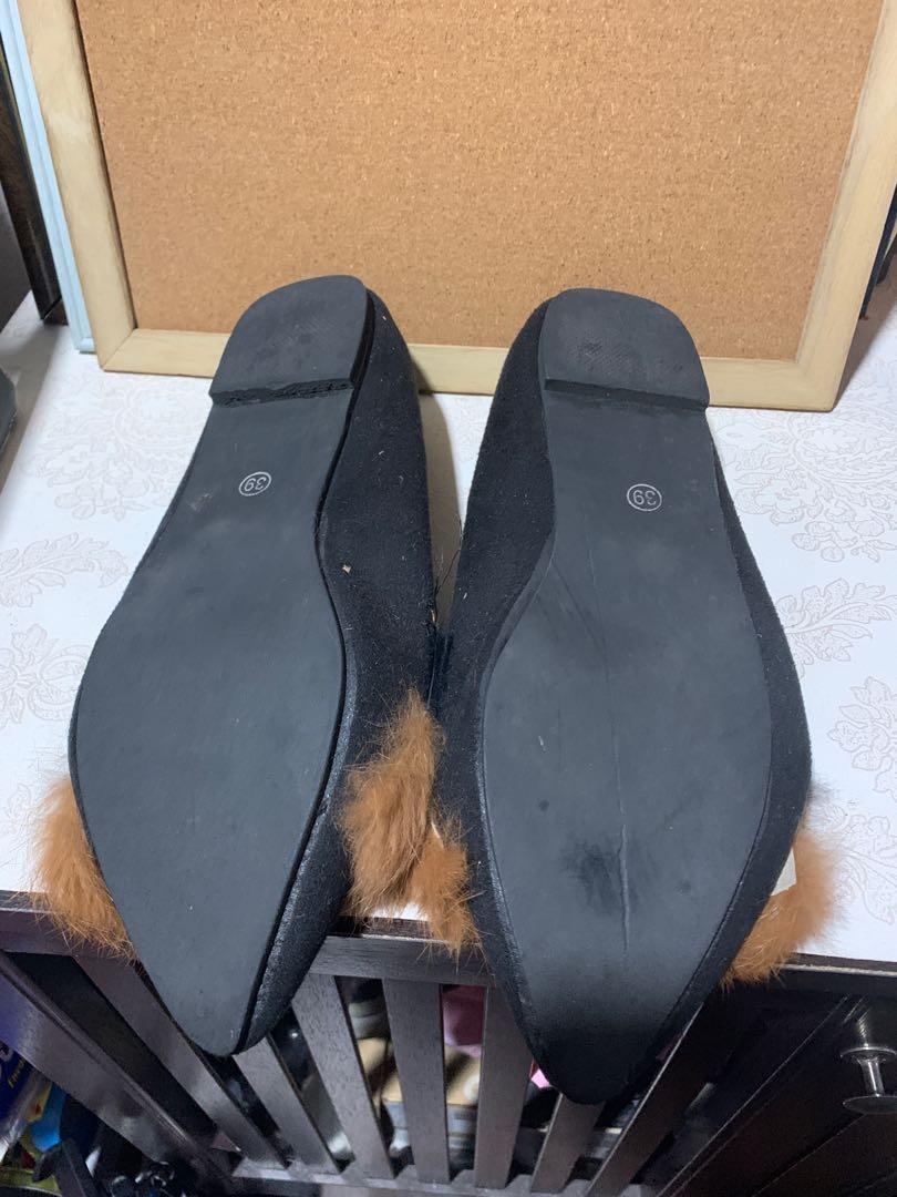 Japan no tag fur flats size 8 (Category: Flats & Sandals) located in Pasig City. Submitted by wandererme (Listing ID 1122459801, Image 3). Description: Flats with fur size 8. No tag bought from Japan..
