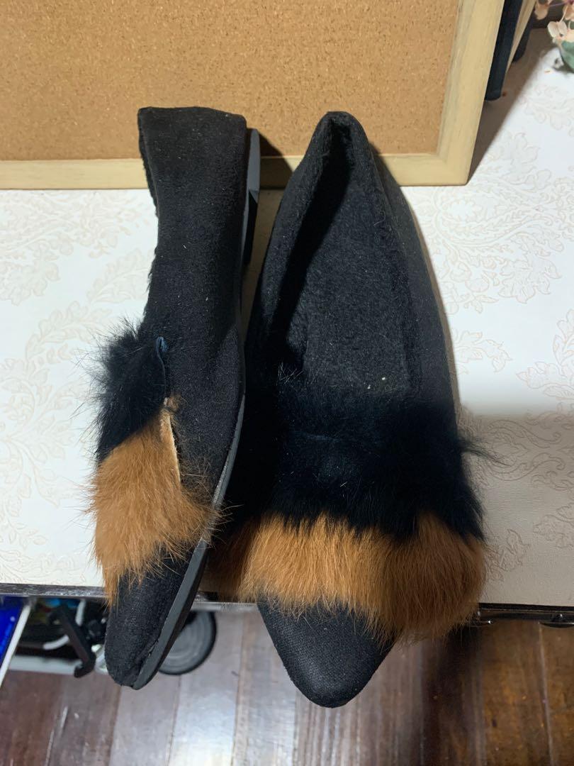 Japan no tag fur flats size 8 (Category: Flats & Sandals) located in Pasig City. Submitted by wandererme (Listing ID 1122459801, Image 2). Description: Flats with fur size 8. No tag bought from Japan..