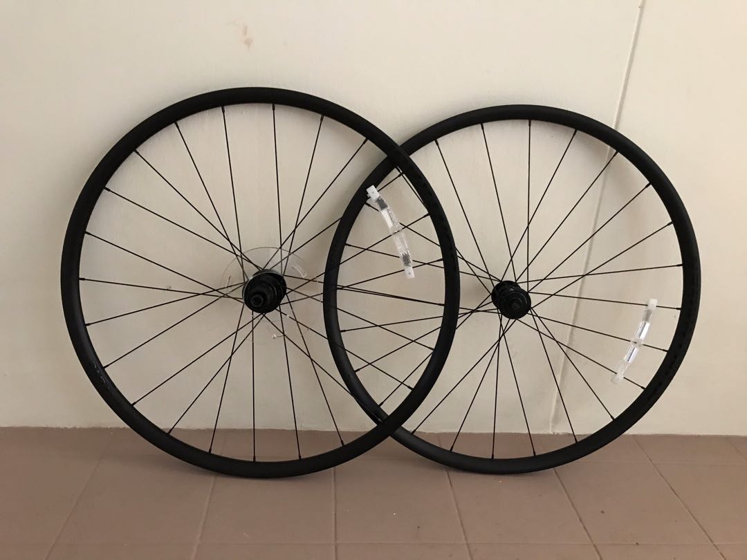 Bontrager Paradigm TLR Disc Road Wheel 