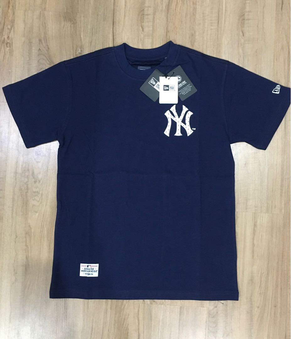 Woud partitie Gedeeltelijk New Era NY Yankees Tee, Men's Fashion, Tops & Sets, Tshirts & Polo Shirts  on Carousell