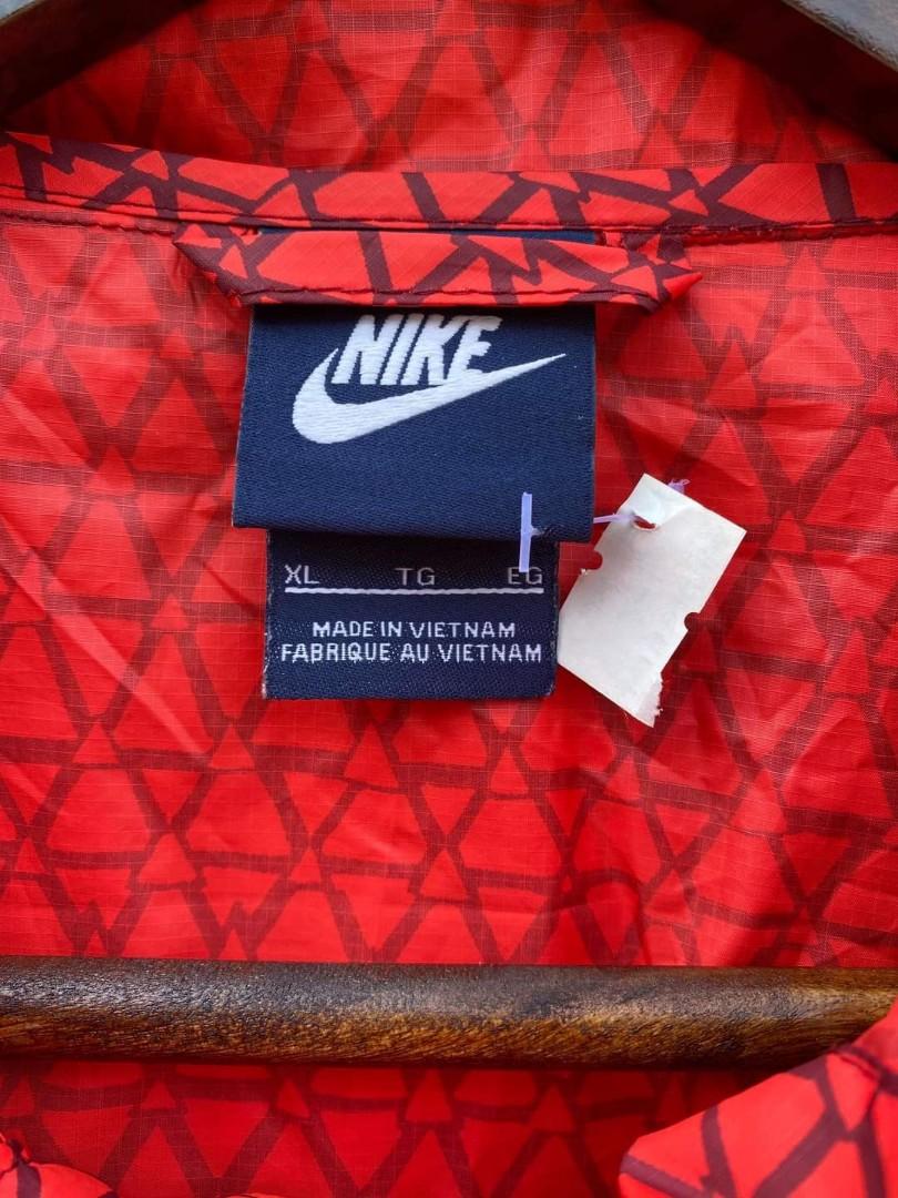 Nike windbreaker (Category: Coats, Jackets and Outerwear) located in Baguio. Submitted by itlay (Listing ID 1117220281, Image 3). Description: Nike windbreaker X-large (24 x 28) Excellent condition Issue: puller, see last pic 1000 + sf.
