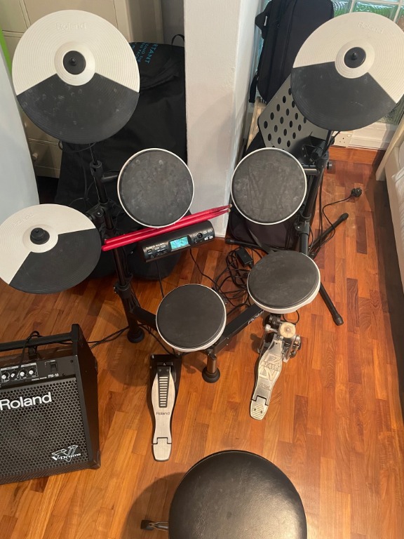 Roland electronic drum set with amplifier, Hobbies & Toys, Music