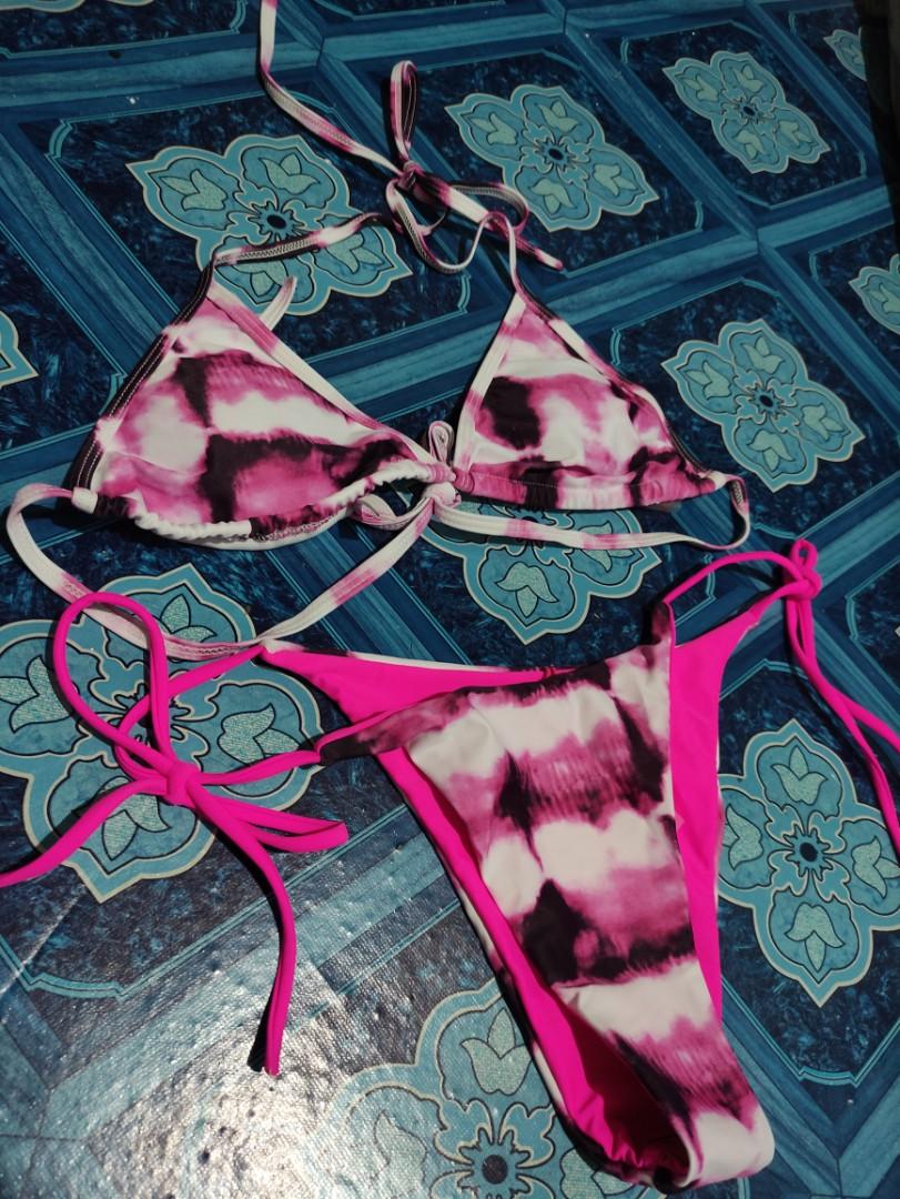 Romwe 2 pc bikini (Category: Bikinis & Swimsuits) located in Quezon City. Submitted by rmprism (Listing ID 1117302257, Image 1). Description: Romwe 2 pc bikini Reversible yung panty pero yung bra hindi Padded din sya Medium on tag but can fit small-medium Not sure kung pwede rin sa large pero mahaba yung tali nya baka keri pero again not sure Deliver via Lalamove only.