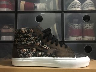 (Category: ) located in . Submitted by SneakerStash (Listing ID 1115875271, Image 1). Description: .