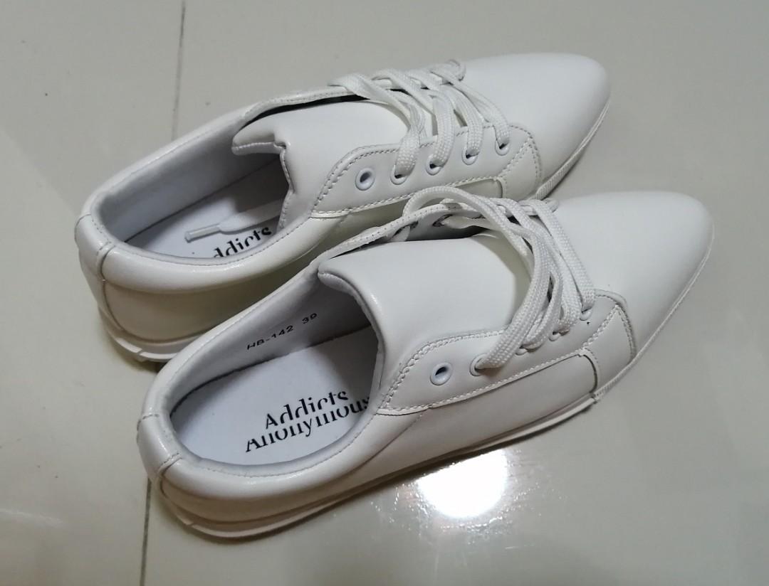 White best sale pointed shoes
