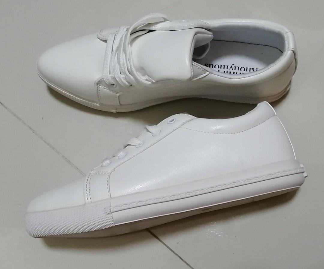 White shoes pointed sneakers Women s Fashion Footwear Sneakers on Carousell