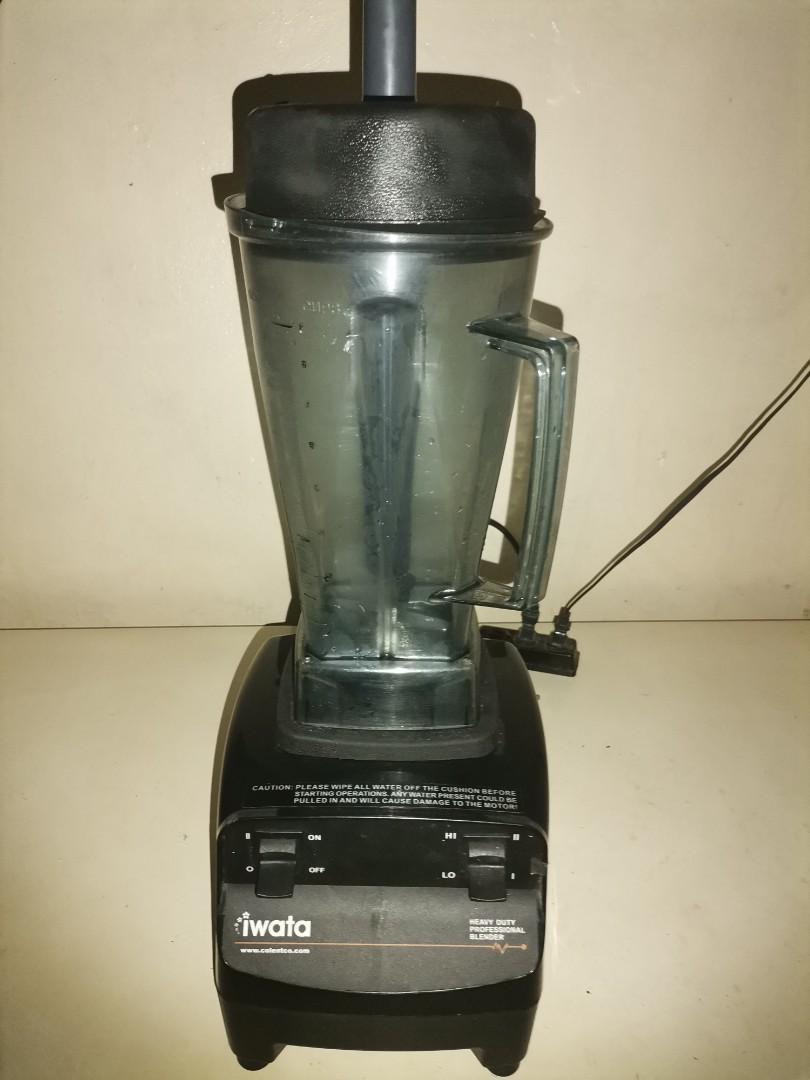 Blender (Category: Other Kitchenware & Tableware) located in Manila. Submitted by Meromero91 (Listing ID 1122724972, Image 3). Description: Small crack as circled but no leak at all . No other issues..