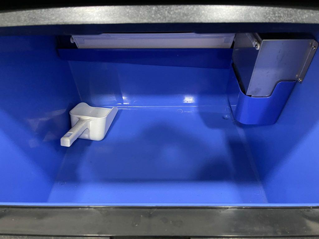 Ice maker (Category: Refrigerators & Freezers) located in Singapore. Submitted by peanut.ysw (Listing ID 1122723402, Image 3). Description: Eskimos ice maker, well used for less than a year. (Have not peeled the white protection for the sides and top) 120kg production 40kg in the bin .