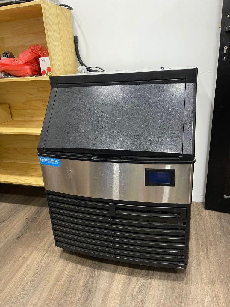 Ice maker (Category: Refrigerators & Freezers) located in Singapore. Submitted by peanut.ysw (Listing ID 1122723402, Image 1). Description: Eskimos ice maker, well used for less than a year. (Have not peeled the white protection for the sides and top) 120kg production 40kg in the bin .