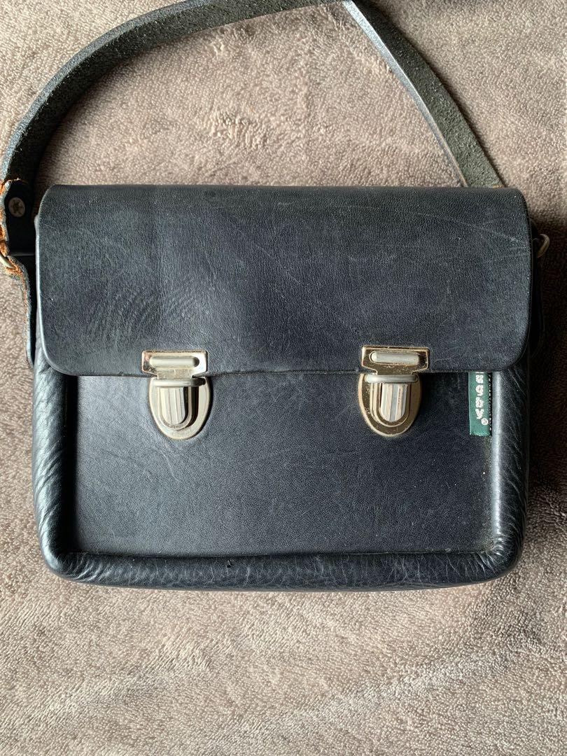 Leather Crossbody Bag (Black) (Category: Cross-body Bags) located in Quezon City. Submitted by _pbmt (Listing ID 1122561050, Image 2). Description: Leather is thick, but has some light scratches on the back. Condition of the hardware is shown through the pics. There's also a small hole on the back. Could do with a good clean and condition. Dimensions: 7 x 6 x 2 MOPs: BPI/Gcash Strictly no meet-ups ✌🏽😬.