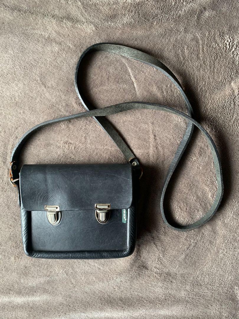 Leather Crossbody Bag (Black) (Category: Cross-body Bags) located in Quezon City. Submitted by _pbmt (Listing ID 1122561050, Image 1). Description: Leather is thick, but has some light scratches on the back. Condition of the hardware is shown through the pics. There's also a small hole on the back. Could do with a good clean and condition. Dimensions: 7 x 6 x 2 MOPs: BPI/Gcash Strictly no meet-ups ✌🏽😬.
