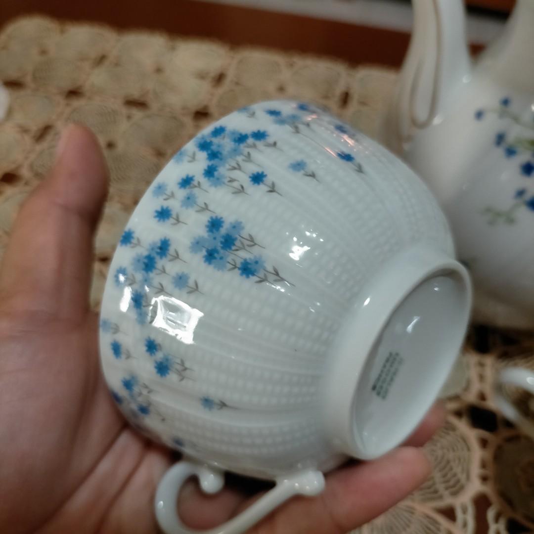 Limoges France Tea Cups (Category: Coffee & Tea Tableware) located in Pasig City. Submitted by smartshopping.ph (Listing ID 1122550232, Image 2). Description: Very good condition. No fading ont he gold lining. Marked Limoges. From 🇯🇵..