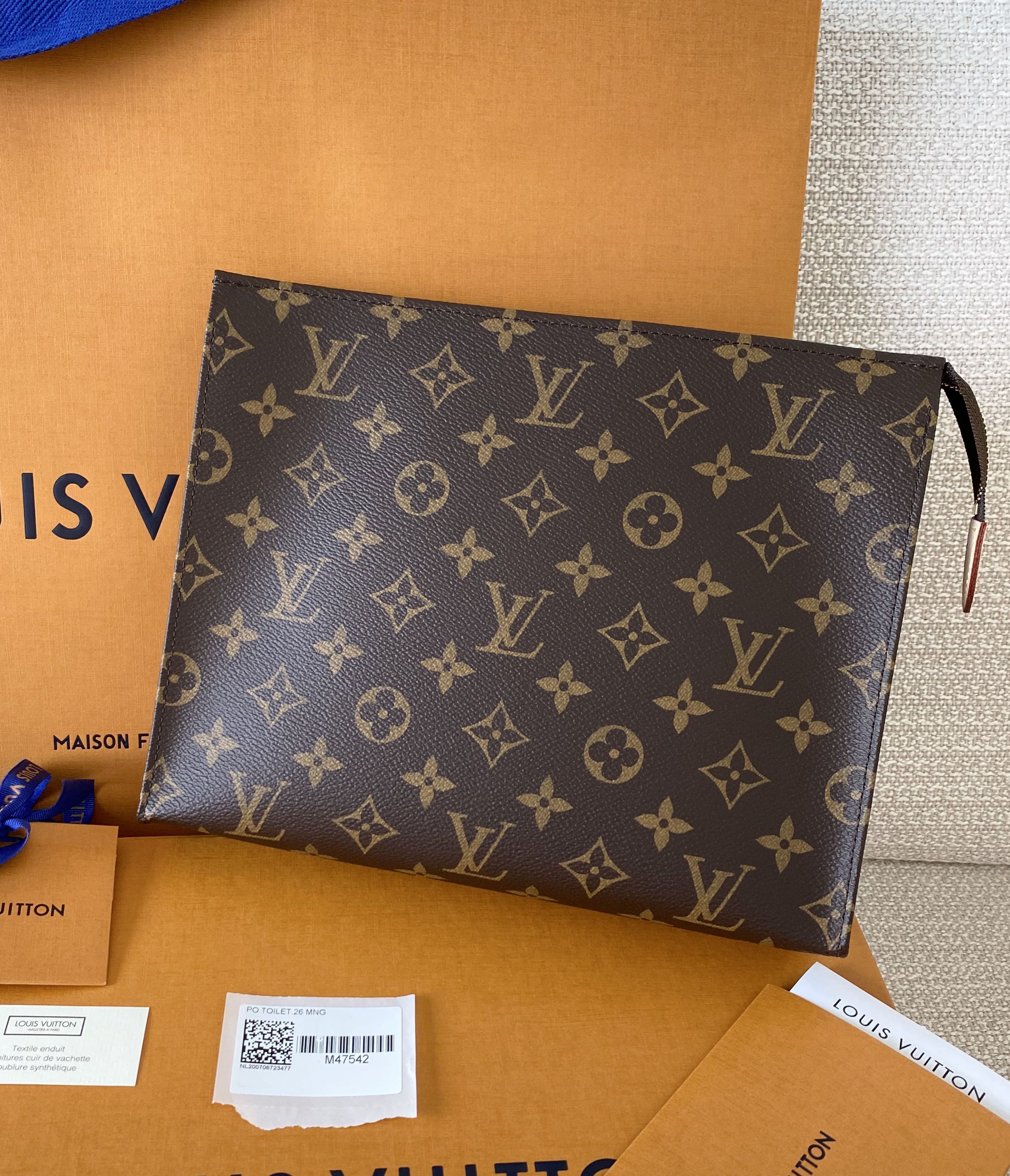 Like New LV Louis Vuitton Fold Me Pouch Monogram Canvas GHW(Cash S$1,450)
