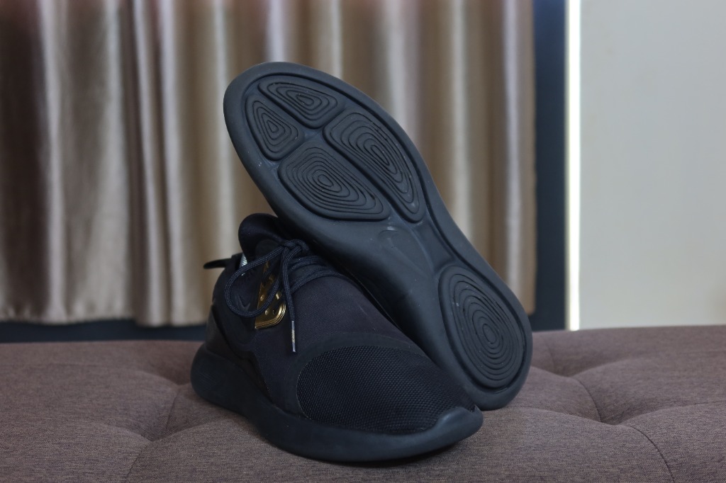 Nike lunarcharge essential black sales