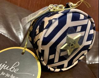 (Category: ) located in . Submitted by tresorpreloved (Listing ID 1122702133, Image 1). Description: .