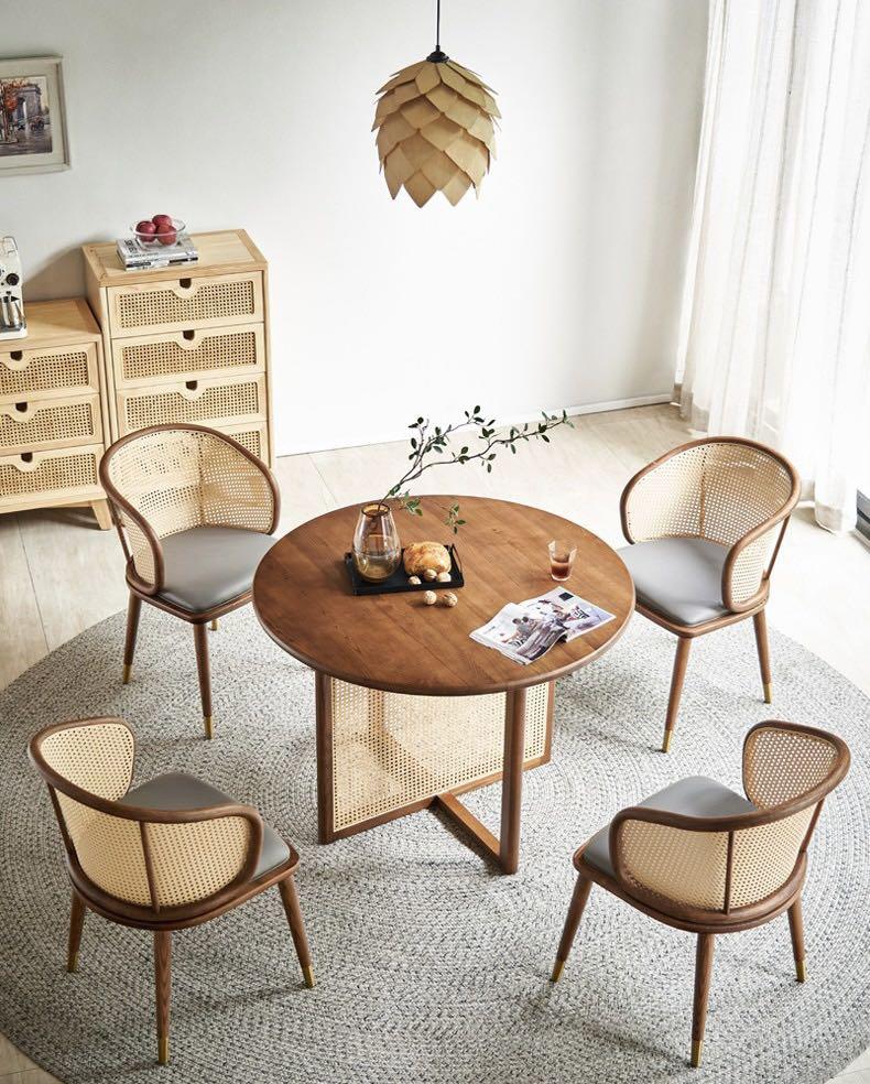 Round dining table with rattan 2025 chairs