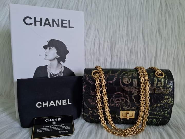CHANEL 2.55 Reissue Graffiti Print 224▪️ ☑️Available in Manila % authentic  Series: 28 Material: croc embossed leather in gold bijoux chain Condition:  9.5/10 Inclusions: with dustbag and authenticity card, Luxury, Bags &  Wallets on Carousell