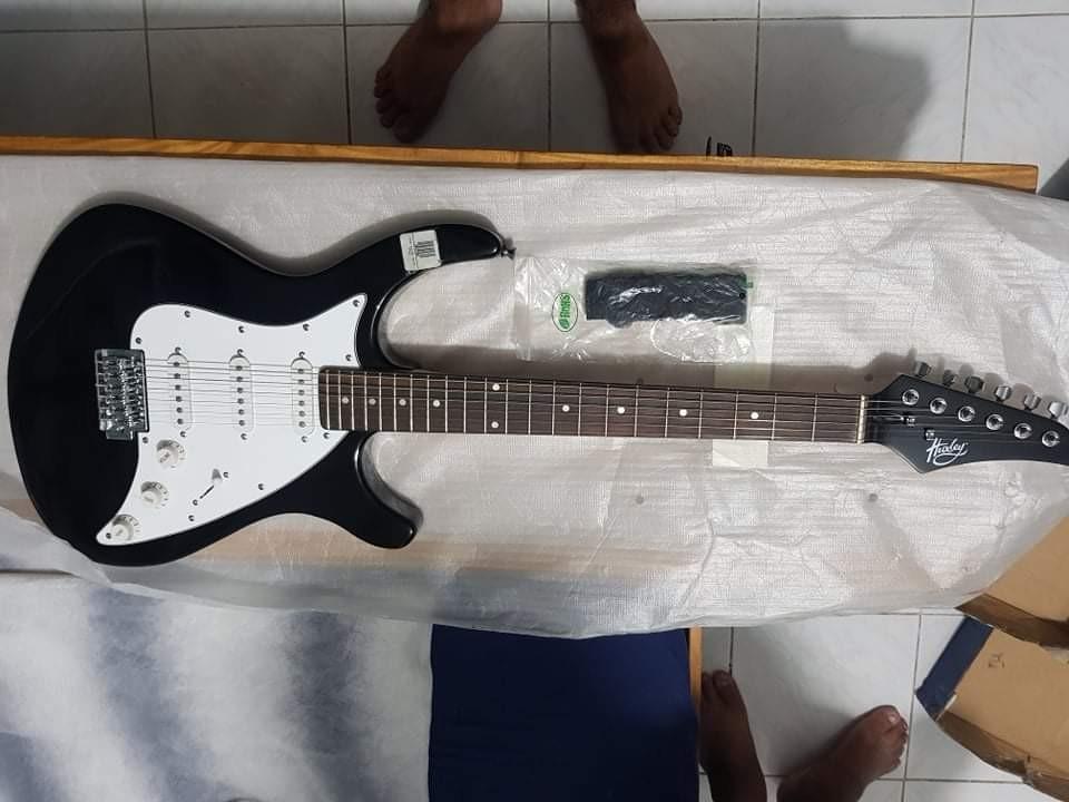 Huxley Electric Guitar, Hobbies & Toys, Music & Media, Musical