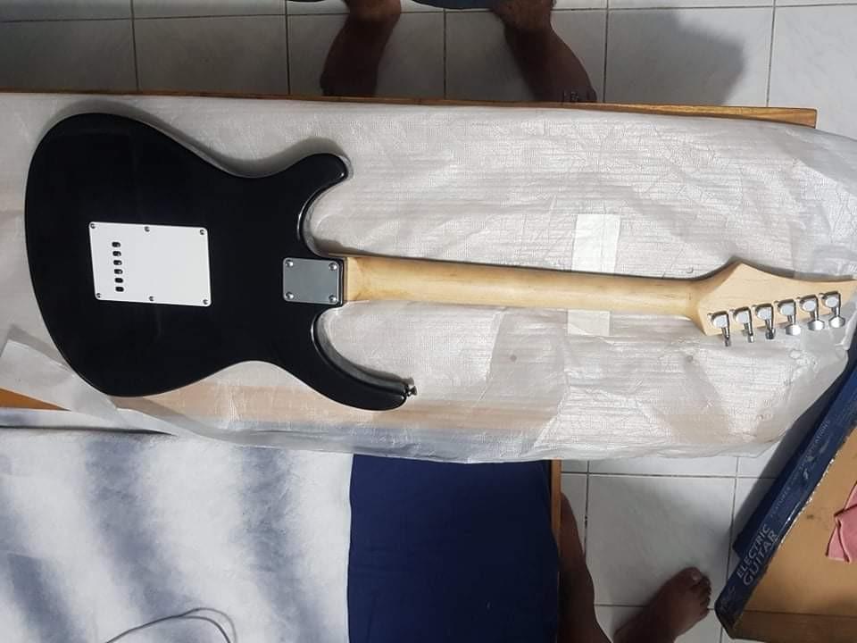 Huxley Electric Guitar, Hobbies & Toys, Music & Media, Musical