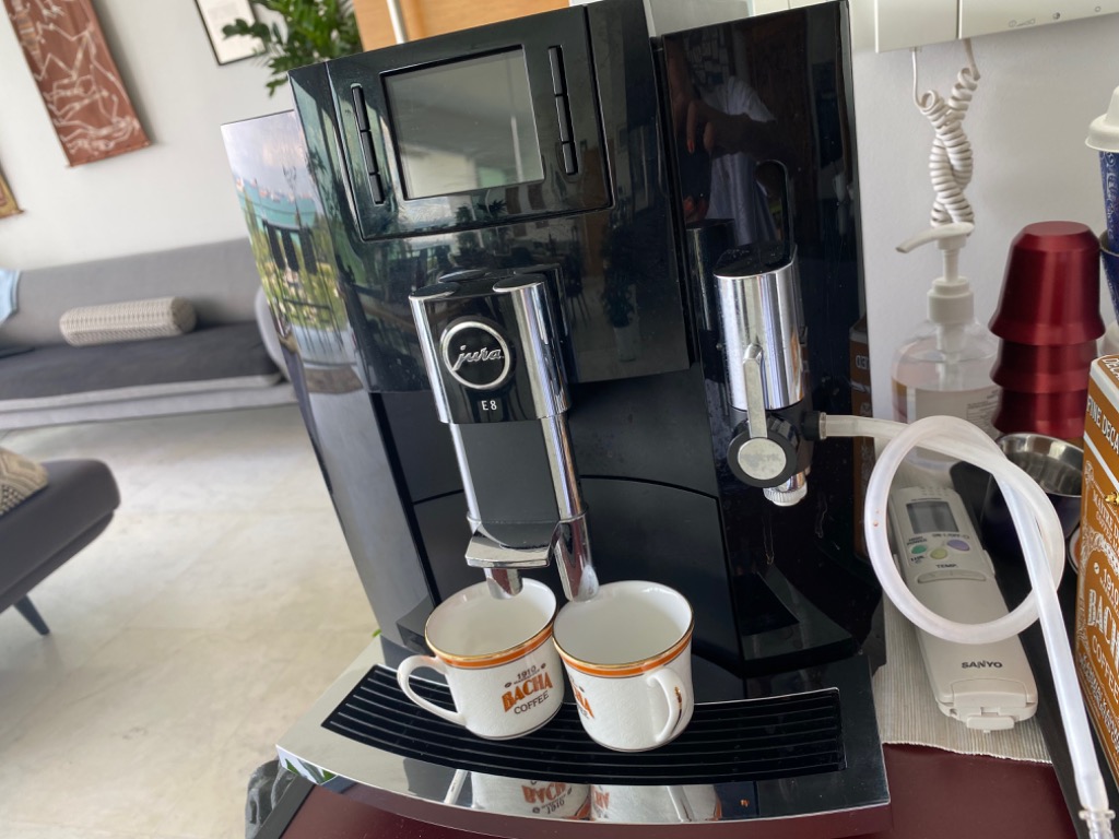 Jura E8 automatic coffee machine suitable for home and small office