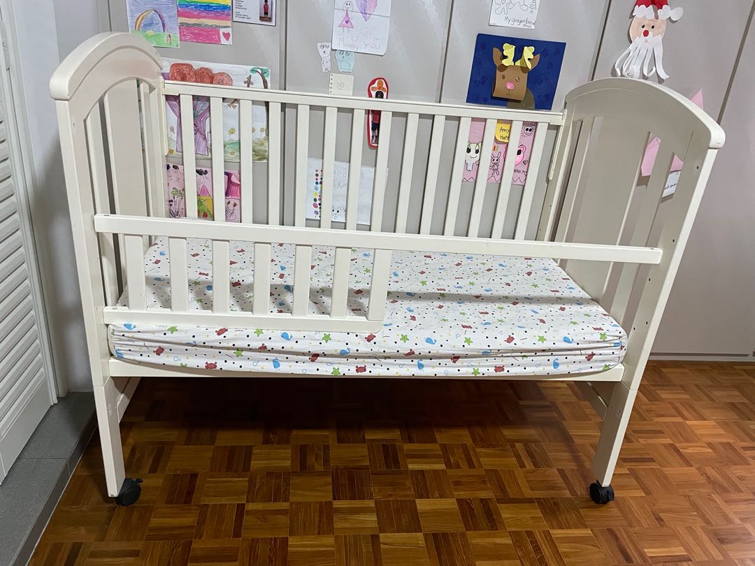 Quick Sale baby Cot convertible to toddler Bed Full set, Babies