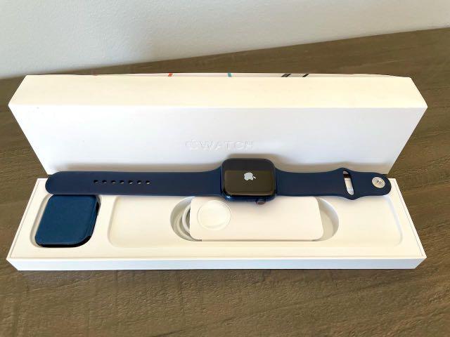 Apple Watch Series 6 (44 mm GPS) (Warranty January 2022), Men's Fashion,  Watches on Carousell