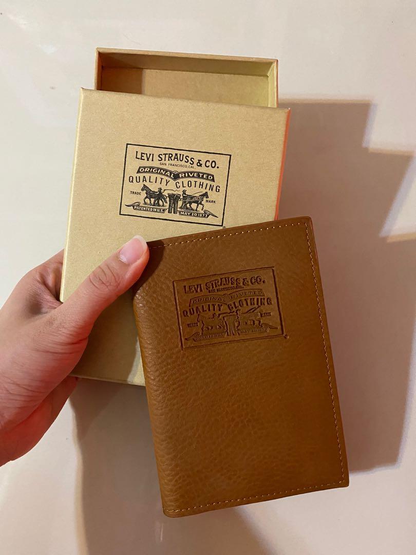 Levi's 護照套passport card holder, 男裝, 手錶及配件, 銀包、卡片套- Carousell