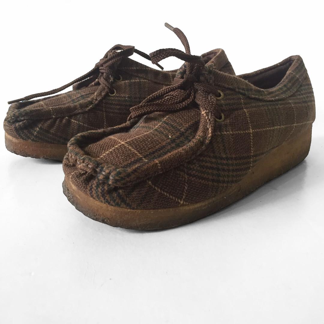 Sepatu Clarks Wallabee Plaid, Fesyen Pria, Sepatu , Sepatu Boot di Carousell