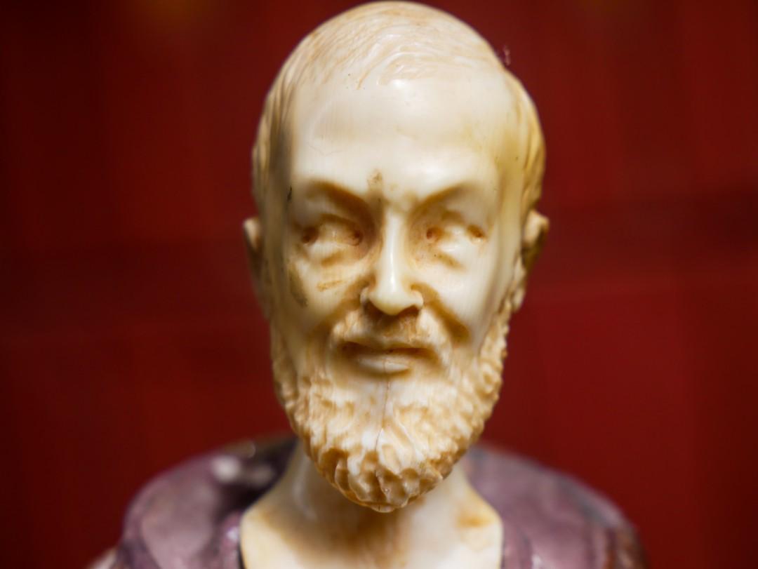 Vintage Padre Pio Solid IVory Head and Hands (Category: Religious Items) located in Manila. Submitted by sinaunang_gamit (Listing ID 1117450019, Image 2). Description: Vintage Padre Pio Solid IV Head and Hands. Height: 13 inches Solid IV Head and hands 35k.