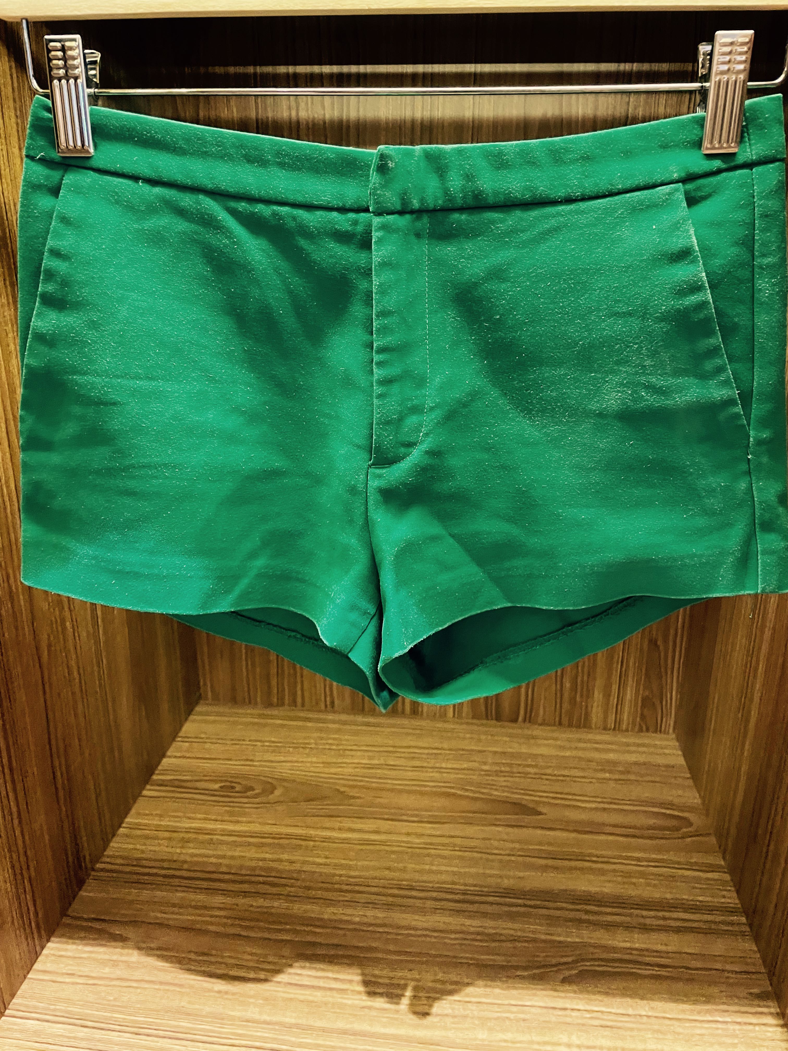 Zara Basic shorts green size XS, Fesyen 