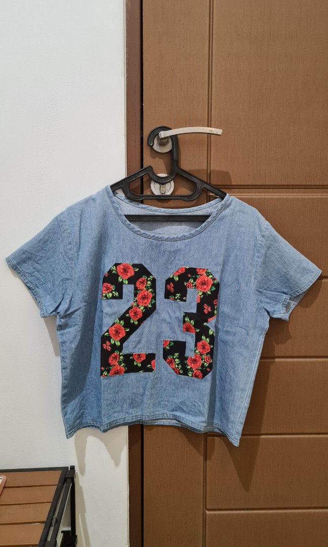 Baju kaos jeans biru muda, Fesyen Wanita, Pakaian Wanita, Atasan di  Carousell