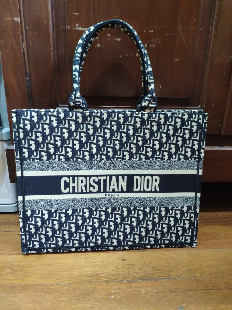 Elevator Taknemmelig Frem Christian Dior Book tote Bag, Luxury, Bags & Wallets on Carousell