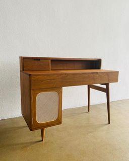 Mahogany vanity table, dresser