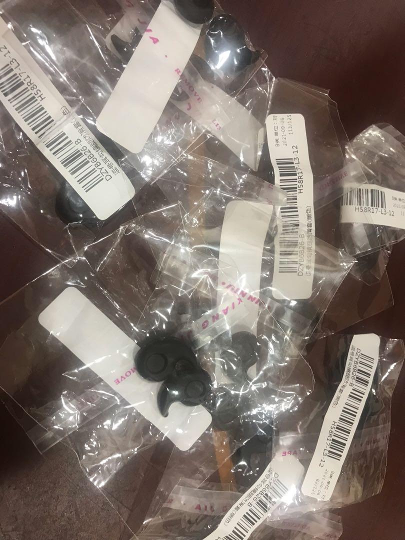 Spectacles ear hook (Category: Sunglasses & Eyewear) located in Kuala Lumpur. Submitted by declutter_minion (Listing ID 1117731579, Image 3). Description: Bought but doesn’t suit as the hole is too big for me to use. Just pay for shipping. 9 pairs..