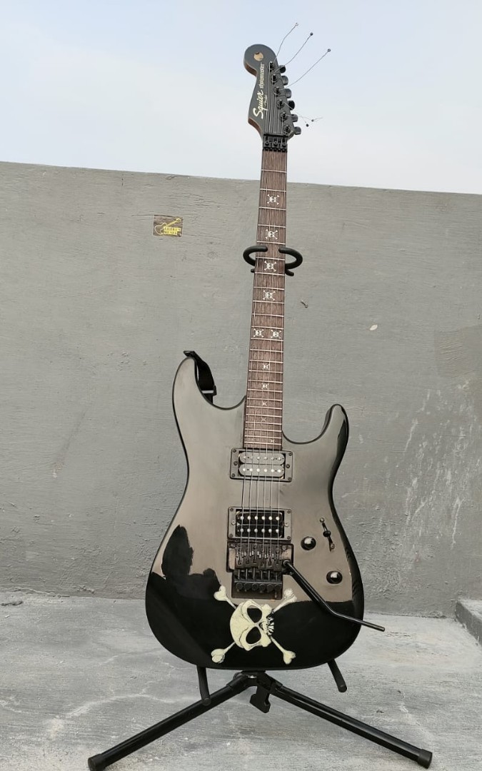 Squier Showmaster Skull Crossbones Black Musik Media Alat di