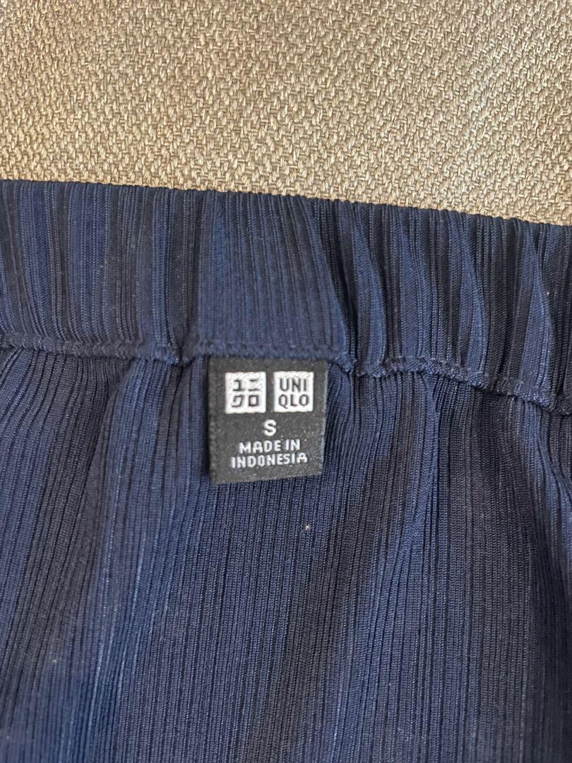 UNIQLO Dark Blue Off-Shoulder (Category: Blouses) located in Quezon City. Submitted by nochulsoo (Listing ID 1117783038, Image 3). Description: RFS: decluttering MOP: Gcash.
