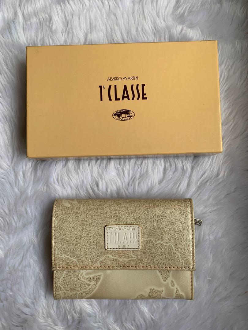 💯 Authentic Alviero trifold wallet (Category: Luxury Bags & Wallets) located in Pasig City. Submitted by wandererme (Listing ID 1117995045, Image 1). Description: Guaranteed original Prima classe Alviero short trifold wallet. In very good condition except for minimal flaw due to storage/sign of usage. Pls message me for more details 😊.