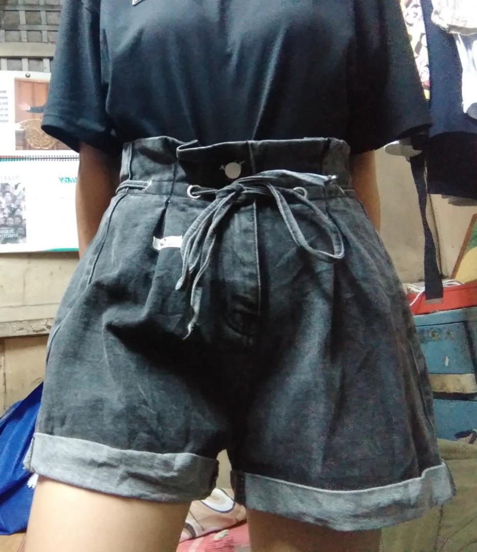 High Quality High Waist Short (Category: Shorts) located in Manila. Submitted by EmacityFinds (Listing ID 1118001368, Image 2). Description: 🌻Size: 26 🌻High Waist 🌻High Quality 🌻No Damage 🌼 Loc: Manila 🌼 Meet Up: Near Bambang, Tayuman or Pedro Gil Station 🌼 Shipping via: GOGO EXPRESS, LBC, J&T 🌼 Shopee Checkout.