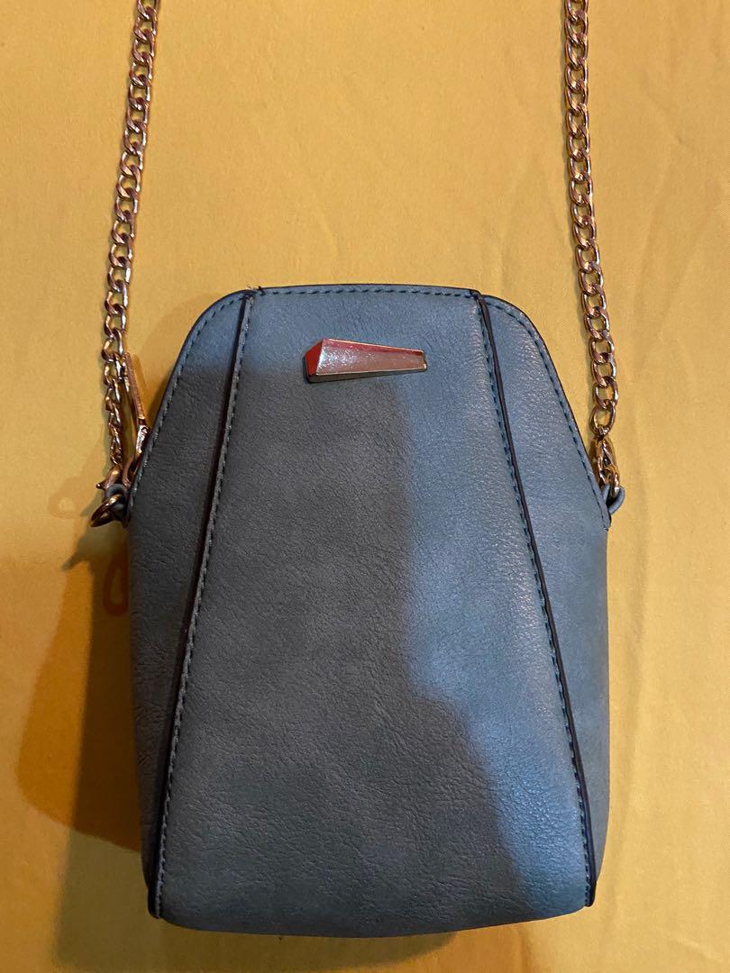 Mini sling bag (Category: Tote Bags) located in Kuala Lumpur. Submitted by mojo2017 (Listing ID 1117955611, Image 2). Description: Bought and never used Letting it go really cheap.