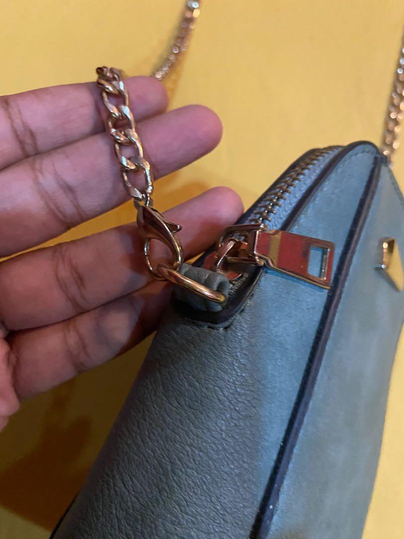 Mini sling bag (Category: Tote Bags) located in Kuala Lumpur. Submitted by mojo2017 (Listing ID 1117955611, Image 3). Description: Bought and never used Letting it go really cheap.