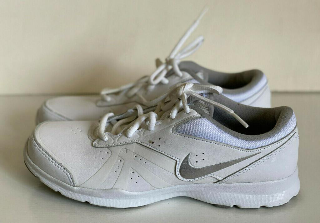 NEW! NIKE MOTION TR2 WOMEN'S WHITE RUNNING TRAINING SHOES 40 SALE, Women's Fashion, Footwear, Sneakers Carousell