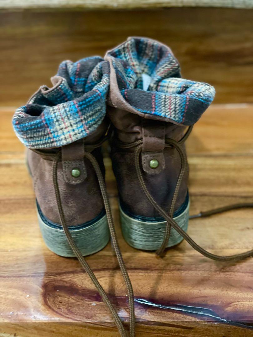 PRELOVED WOMEN’s BOOTS (Category: Boots) located in Padre Garcia. Submitted by tintind25 (Listing ID 1117889579, Image 3). Description: PRELOVED WOMEN’s BOOTS Size 6.5 Brand: KOHL’s, US bought Personal Preloved Excellent Used Condition Ganun talaga style nya yung parang vintage Pwedeng Hindi nakafold or nakafold..