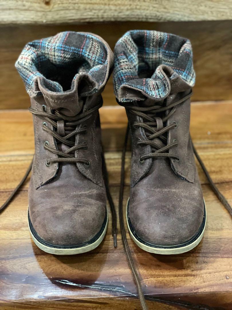 PRELOVED WOMEN’s BOOTS (Category: Boots) located in Padre Garcia. Submitted by tintind25 (Listing ID 1117889579, Image 2). Description: PRELOVED WOMEN’s BOOTS Size 6.5 Brand: KOHL’s, US bought Personal Preloved Excellent Used Condition Ganun talaga style nya yung parang vintage Pwedeng Hindi nakafold or nakafold..